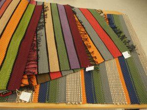 neljä raidallista mattoa, eri värejä