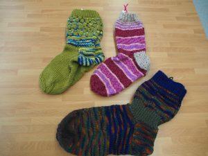 kolme sukkaparia, eri värejä
