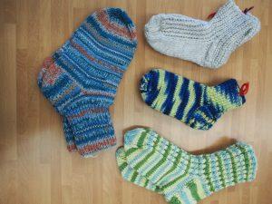 neljä sukkaparia, raidallisia, eri värejä