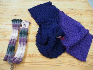 violetit sukat ja raidalliset sukat