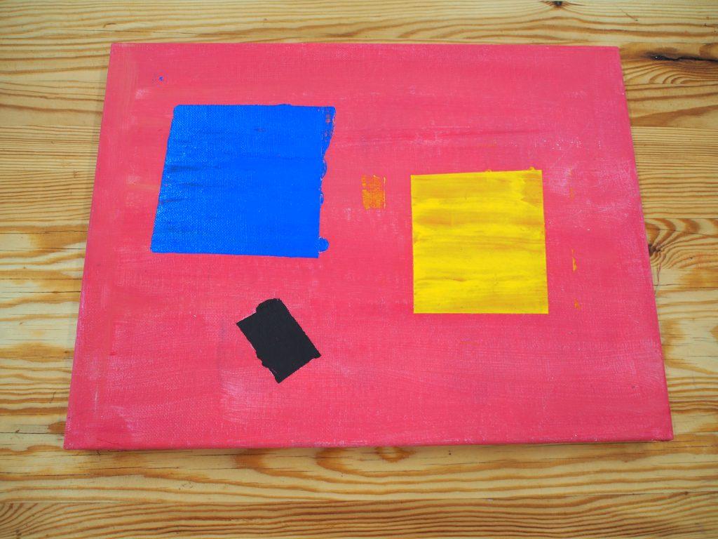 vaaleanpunainen taulu, jossa eri värisiä neliöitä