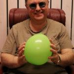 Musiikki- ja matalataajuusterapeutti Russ Palmer esitteli musiikin kokemista värähtelyn kautta. Kuvassa hän pitelee käsissään ilmapalloa.