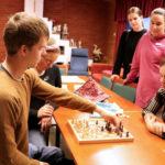 Aarne Pirkola pelaamassa shakkia apulaispormestari Loukaskorven kanssa.
