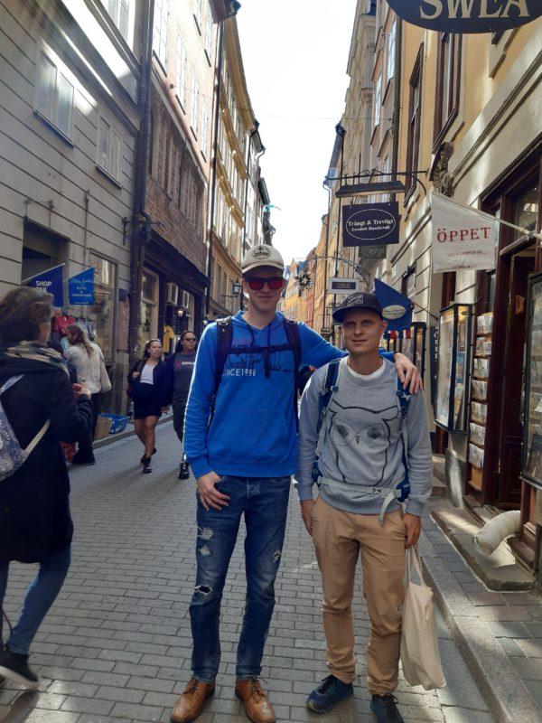 Kuvassa Aarne Pirkola ja Mika Riikonen seisomassa kävelykadulla Ruotsissa