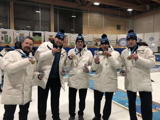 Kuurojen talviolympialaisissa menestynyt miesten curling-joukkue esittelee mitaleitaan.