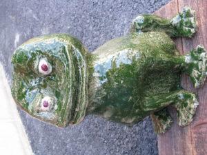 Savesta tehty vihreä sammakko