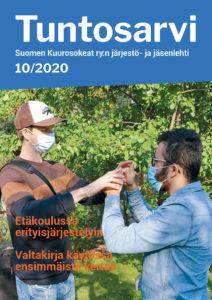 Tuntosarven lokakuu 2020 -numeron kansikuva. Kuvassa Aarne Pirkola keskustelemassa miehen kanssa taktiilisti viittomakielellä. Taustalla näkyy pensas. Aarnella on lippalakki päässään.