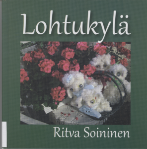 Kirjan nimi on Lohtukylä 2013. Kuvassa on punertavia ja valkoisia koristeita.