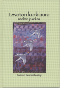 Kirjan nimi on Levoton kurkiaura unelmia ja arkea 2005. Kuvassa näkyy kolme lentävää lintua.