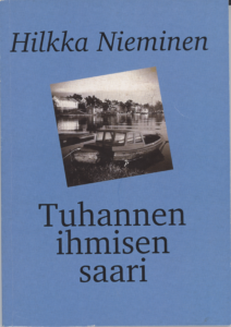 Kirjan nimi on Tuhannen ihmisen saari 2002. Kuvan edustalla on vene vedessä. Taustalla näkyy hieman puita ja rakennuksia.