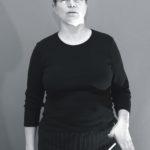 Nainen viittoo "koira"