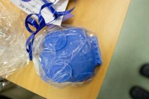 Sininen pöllön mallinen käsintehty saippua läpinäkyvässä paketissa.