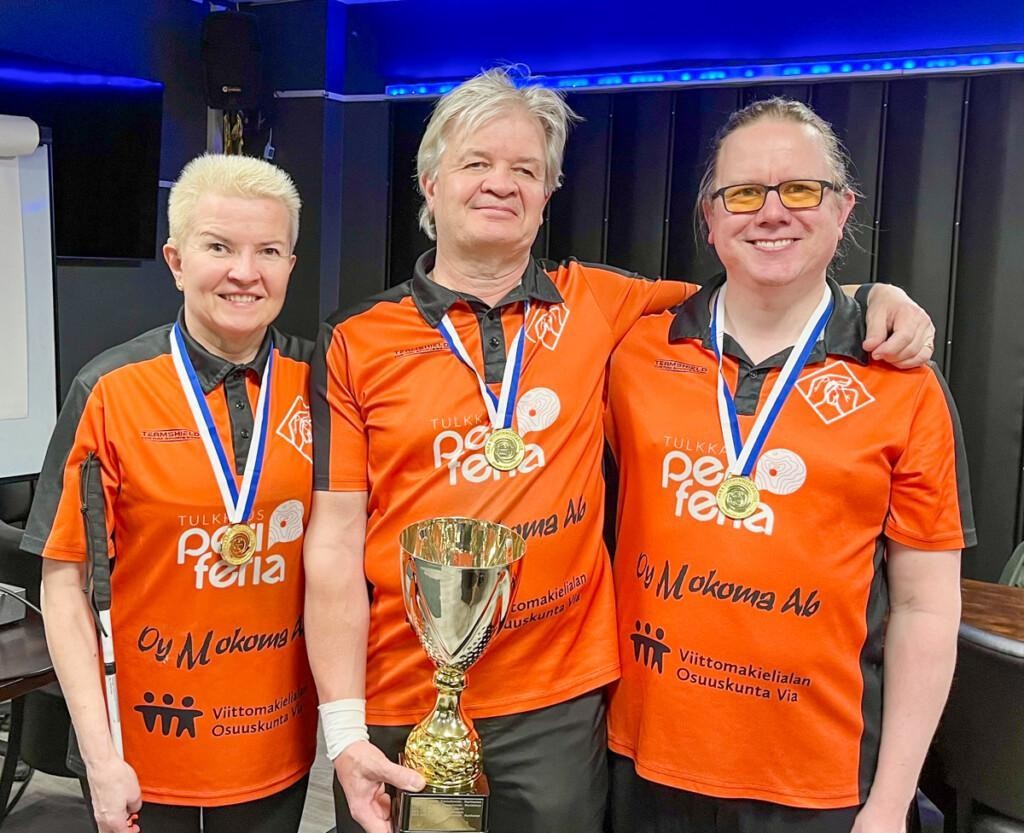 KSK:n 1. joukkue ryhmäkuvassa. Vasemmmalta Isaksson, Jäntti ja Evonen. Heillä on KSK:n oranssi pelipaita, kaulassa ovat mitalit. Jäntin kädessä on myös kiertopalkintopokaali.