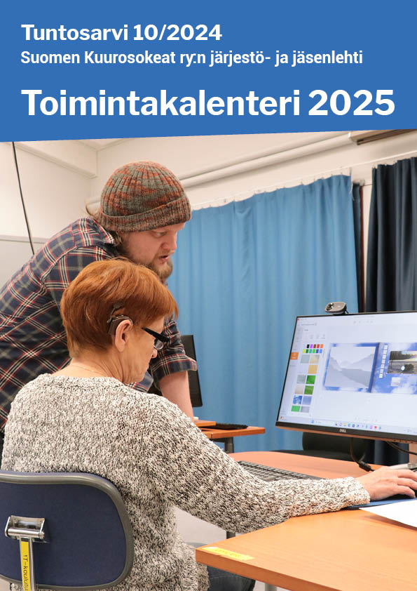 Toimintakalenteri 2025 kansikuva. ICT-koulutusta annetaan asiakkaalle. Kouluttaja ja asiakas tietokoneen äärellä.